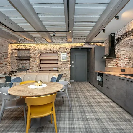 Historic Bliss In Old Town فيلنيوس